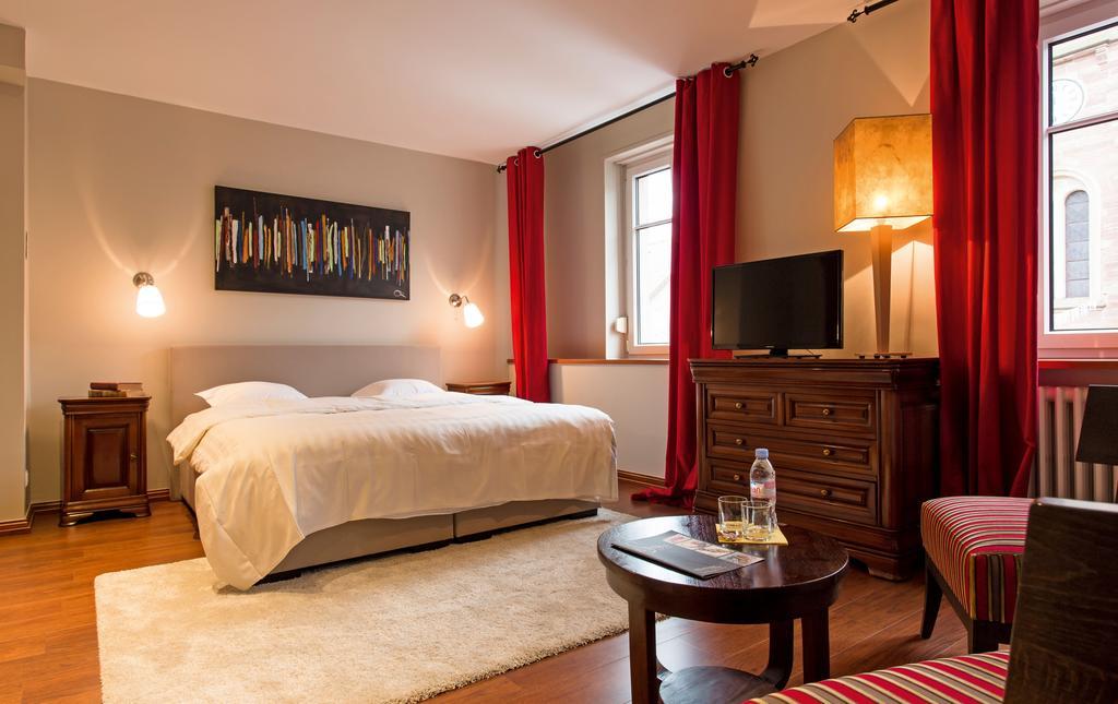Hotel Restaurant "Le Strasbourg" Bitche Pokoj fotografie